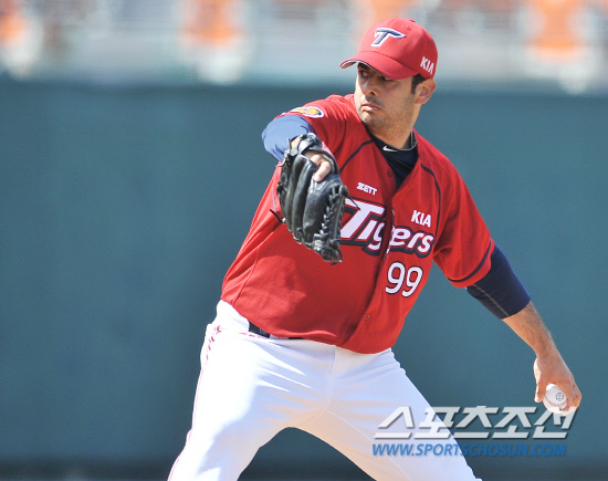 
	KIA�� �ؼ��� ���ξ߱� �ù���Ⱑ 21�� �񵿾߱��忡�� ��������. ù ���� ���� KIA ���� ��̷���. 

��=���ؿ� ���� noodle@sportschosun.com/2012.03.21/


