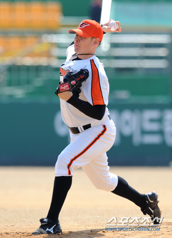 
	20�� û�־߱��忡�� ��ȭ�̱۽��� �Ե����̾����� �ù���Ⱑ ���ȴ�. ��ȭ �轺�� ���� ������ �����ϰ� �ִ�.

û��=������ ���� songs@sportschosun.com/2012.3.20


