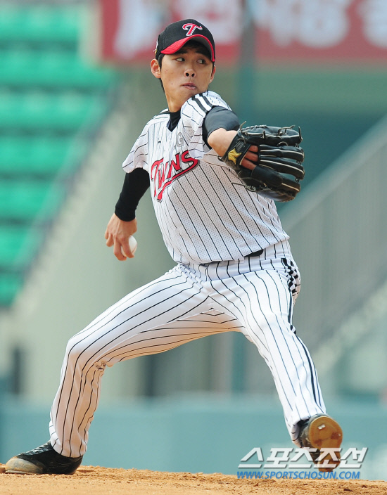 
	  2012 ���ξ߱� LG�� SK�� �ù���Ⱑ 22�� ��� �߱��忡�� ���� ����. LG �����찡 ���� ���� SK Ÿ���� ���� ������ �ϰ� �ִ�. ������� 5�̴� 2�������� ȣ���� �ߴ�.

���=������ ���� rainmaker@sportschosun.com/2012.03.22/


