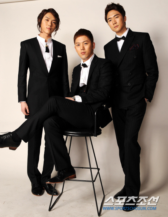 
	������� ����̾��� ������� ����, 3������ ������ �Ĺ��ߴ�. �Ű� '��������'�� ����, �������� Ȱ���� ���� �̵��� '�Ǹ��� ���� �׷��� ������ '�� 2�� ������'�� �ǰ� ���� ������ ����. �츮�� �츮���� ������ Ȯ���� �����帱 ��'�̶�� ������ ������. ���ʺ��� ���Ի� ����� �ڻ��. ���� ���� wook@sportschosun.com


