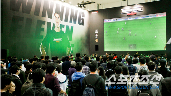 
	�������� 11�� ���� '����Ÿ 2011' ���忡�� ���������� '�����Ϸ��� �¶���'�� �ÿ� ����� �����ְ� ���Ѻ��� �ִ�.


