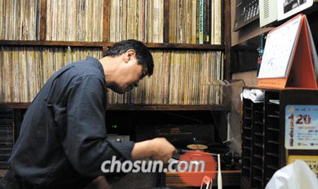 
	LP�ǿ� �ٴ��� �÷����� ���濭 ����. �޴��� ���߾ �и��ٹ濡�� ������ LP ������ �귯���´�. / ���⺴ ���� gibong@chosun.com
