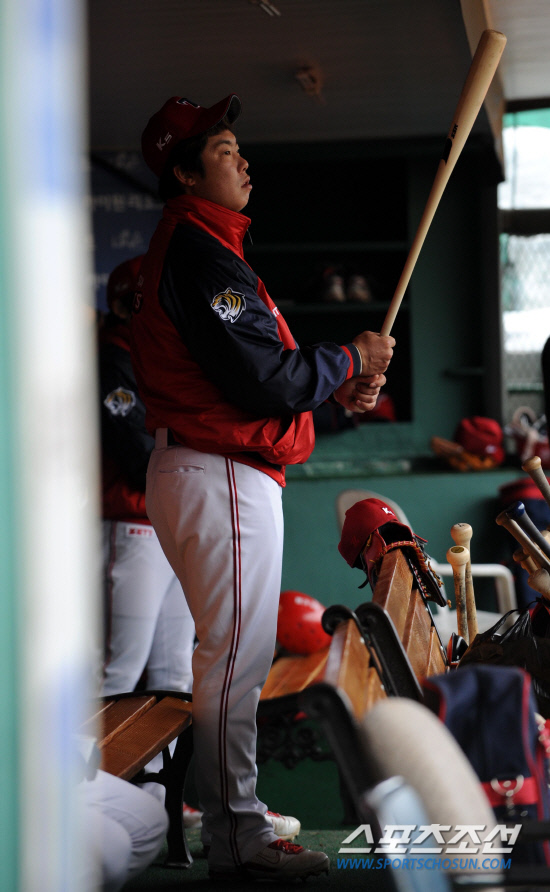 
	22�� �λ� �������忡�� ���� �����̴� �Ե��� KIA�� ���ξ߱� �ù���Ⱑ ��õ���� ��ҵƴ�. ��� �� �׶��忡 �� ������ ���ƿ����� KIA �������� ��Ʈ�� ��� ������ ��� �ִ�. 

�λ�=���� ���� wook@sportschosun.com/2012.03.22/


