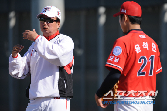 
	3�� ����(�ѱ��ð�) �̱� �ָ������� ���������� 'ĵ�ڽ���Ƽ �ο��� ���÷���'���� KIA Ÿ�̰����� ������ķ���� ���ȴ�. ������ ������ ������ ������

����������(�ָ�������)=���� ���� kyungmin@sportschosun.com / 2012.02.03.


