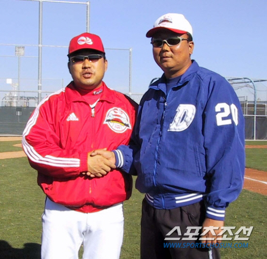 
	������ ������ KBOȫ������ ����, �̱� �ָ������� �ǿ������� ��ȭ �̱۽� �����Ʒ����� ã�Ƽ� ��� ��ȭ ��ġ���� �� �ֵ��� ������ �λ縦 �ϰ� �ִ�.

<���� ���� kyungmin@sportschosun.com>


