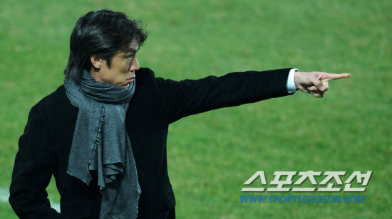 
	ȫ����ȣ�� 14�� ��ϵ� ��������Ű���忡�� 2012�����ø��� �ƽþ����� �������� īŸ���� �������� ���ƴ�. ȫ���� ������ �����鿡�� ���� ���ø� ������ �ִ�.

��ϵ�=������ ���� songs@sportschosun.com/2012.3.14


