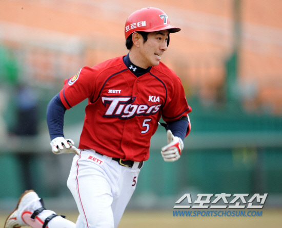 
	�Ե��� KIA�� 2012 ���ξ߱� �ù���Ⱑ 23�� �λ� �������忡�� ���ȴ�. 4ȸ�� ����Ÿ�ڷ� ���� KIA ȫ��ȣ�� �Ե� �������� ���� ���� ������ �Ѿ�� �ַ����� ġ�� ���̽��� ���� �ִ�.

 �λ�=���� ���� wook@sportschosun.com/2012.03.23/


