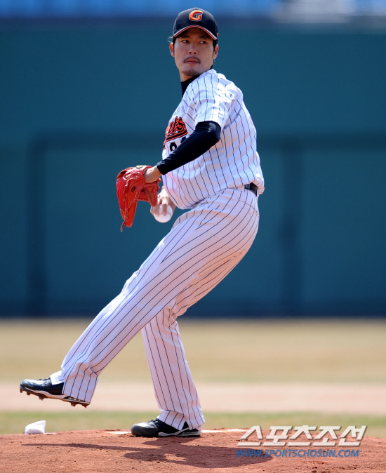 
	�Ե��� LG�� 2012 ���ξ߱� �ù���Ⱑ 24�� �λ� �������忡�� ���ȴ�. �Ե� �������� �̿����� �����ϰ� �ִ�.

�λ�=���� ���� wook@sportschosun.com/2012.03.24/


