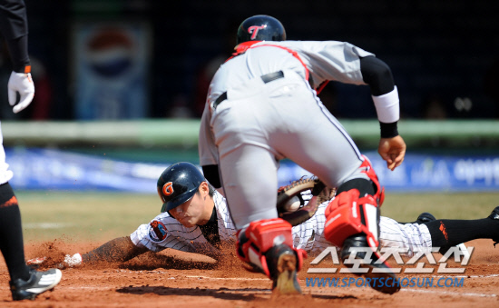 
	�Ե��� LG�� 2012 ���ξ߱� �ù���Ⱑ 24�� �λ� �������忡�� ���ȴ�. 1ȸ�� 1�� 1,3�� �Ե� ȫ������ ���� �� ������ 3�� �̽�ȭ�� Ȩ���� �İ���� �������ǰ� �ִ�. LG ������ ������.

�λ�=���� ���� wook@sportschosun.com/2012.03.24/


