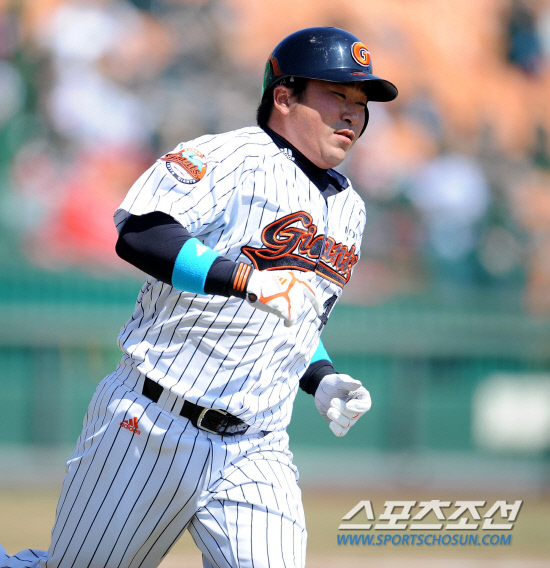 
	�Ե��� LG�� 2012 ���ξ߱� �ù���Ⱑ 24�� �λ� �������忡�� ���ȴ�. 2ȸ�� 2�� �Ե� �̵����� ������Ÿ�� ġ�� 1��� �پ���� �ִ�.

�λ�=���� ���� wook@sportschosun.com/2012.03.24/


