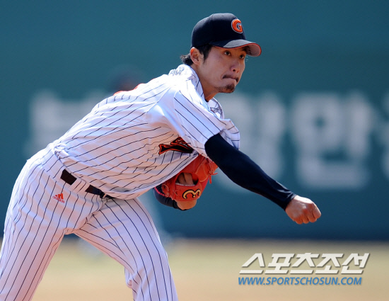 
	�Ե��� LG�� 2012 ���ξ߱� �ù���Ⱑ 24�� �λ� �������忡�� ���ȴ�. �Ե� �������� �̿����� �����ϰ� �ִ�.

�λ�=���� ���� wook@sportschosun.com/2012.03.24/


