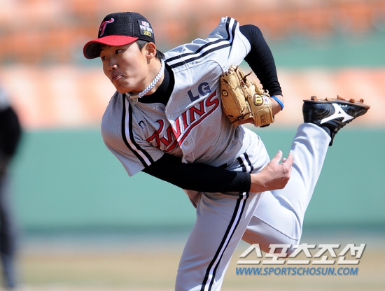 
	�Ե��� LG�� 2012 ���ξ߱� �ù���Ⱑ 24�� �λ� �������忡�� ���ȴ�. LG �������� �����԰� �����ϰ� �ִ�.

�λ�=���� ���� wook@sportschosun.com/2012.03.24/


