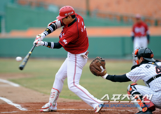 
	�Ե��� KIA�� 2012 ���ξ߱� �ù���Ⱑ 23�� �λ� �������忡�� ���ȴ�. 1ȸ�� KIA �������� ������Ÿ�� ġ�� �ִ�.

�λ�=���� ���� wook@sportschosun.com/2012.03.23/


