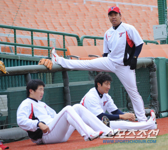 
	�Ե��� KIA�� 2012 ���ξ߱� �ù���Ⱑ 23�� �λ� �������忡�� ���ȴ�. ��� �� KIA �̹�ȣ�� ��Ʈ��Ī�� �ϰ� �ִ�.

�λ�=���� ���� wook@sportschosun.com/2012.03.23/


