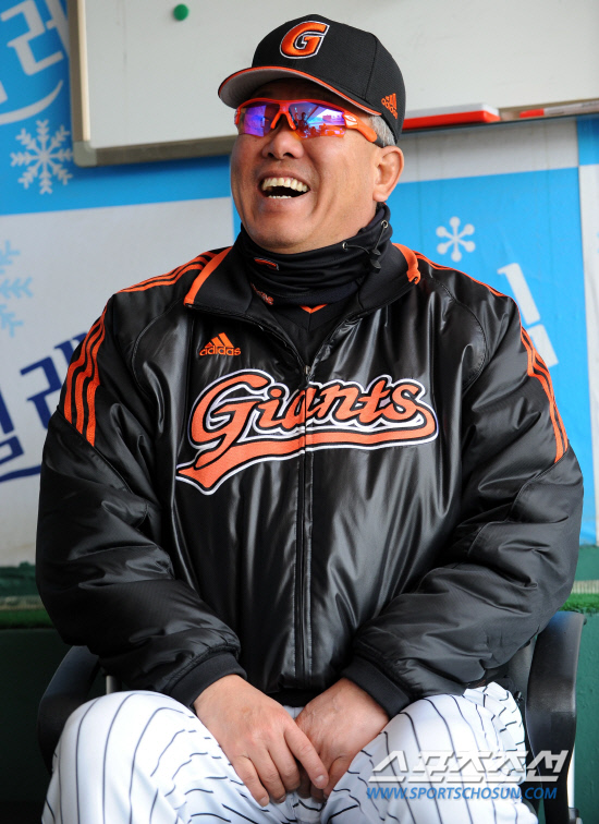 
	�Ե��� LG�� 2012 ���ξ߱� �ù���Ⱑ 25�� �λ� �������忡�� ���ȴ�. ��� ��  �Ե� ���ȣ ������ �������� �̾߱⸦ ������ �ִ�.

�λ�=���� ���� wook@sportschosun.com/2012.03.25/


