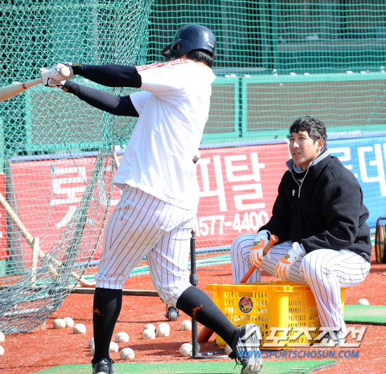 
	�Ե��� LG�� 2012 ���ξ߱� �ù���Ⱑ 25�� �λ� �������忡�� ���ȴ�. ��� �� �Ե� �Ե� Ȳ����� ������ Ƽ���� �Ʒ��� �����ְ� �ִ�.

�λ�=���� ���� wook@sportschosun.com/2012.03.25/


