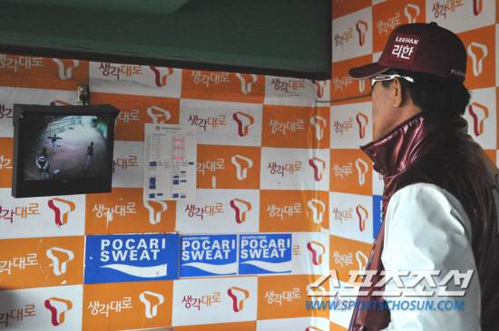 
	�ؼ� ����� ������ 25�� ��õ ���б��忡�� ������Ī�� �ϴ� �躴���� ����� CCTV�� ���� ���� �ִ�. ����� ���ʿ��� ������ ������ �躴���̴�. ��õ=������ ���� indyk@sportschosun.com


