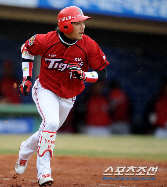 
	KIA �̿��. ���� ���� wook@sportschosun.com/2012.03.23/


