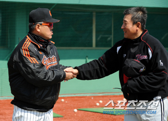 
	�Ե��� LG�� 2012 ���ξ߱� �ù���Ⱑ 25�� �λ� �������忡�� ���ȴ�. ��� �� �Ե� ���ȣ ������ LG ����� ������ �Ǽ��� ������ �λ��ϰ� �ִ�.

�λ�=���� ���� wook@sportschosun.com/2012.03.25/


