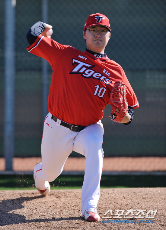 
	31�� ����(�ѱ��ð�) �̱� �ָ������� ���������� '�ػ罺 �������� ����ũ'���� ���� KIA ������ķ������ �ѱ��ְ� ���� ��Ī�� �ϰ� �ִ�.

����������(�ָ�������)=���� ���� kyungmin@sportschosun.com / 2012.01.31.


