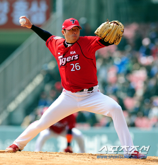 
	     2012 ���ξ߱� �λ�� KIA�� �ù���Ⱑ 25�� ��� �߱��忡�� ���� ����. KIA �������� ���� ���� �λ� Ÿ���� ���� ������ ��ġ�� �ִ�. �������� 5�̴��� 1�������� Ʋ�� ���� ȣ���� �ϰ� ����带 �ѱ��ֿ��� �Ѱ��.

���=������ ���� rainmaker@sportschosun.com/2012.03.25/


