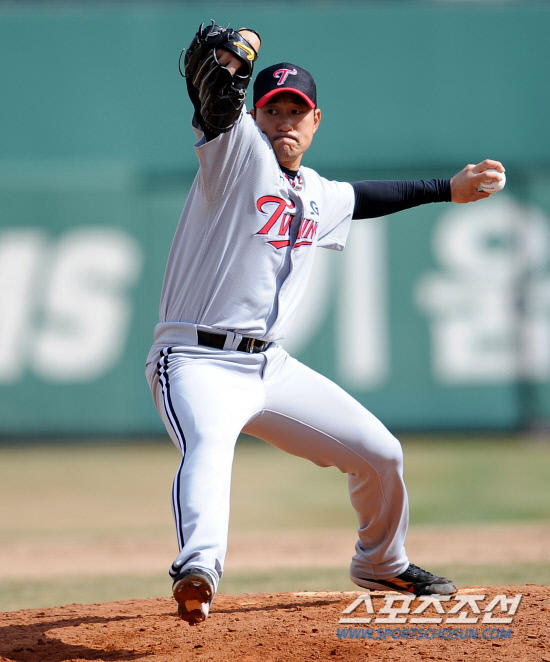 
	�Ե��� LG�� 2012 ���ξ߱� �ù���Ⱑ 25�� �λ� �������忡�� ���ȴ�. 7ȸ�� ������ LG ���߱��� �����ϰ� �ִ�.

�λ�=���� ���� wook@sportschosun.com/2012.03.25/


