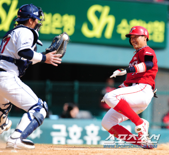 
	       2012 ���ξ߱� �λ�� KIA�� �ù���Ⱑ 25�� ��� �߱��忡�� ���� ����. KIA 7ȸ�� 1�� 2,3�翡�� 3�� ���� ������� ������� �ö��̶� Ȩ�� ������� �λ� ���ͼ� ����ö�� ��Ȯ�� �۱��� ��� Ȩ���� �ƿ��ǰ� �ִ�.

���=������ ���� rainmaker@sportschosun.com/2012.03.25/


