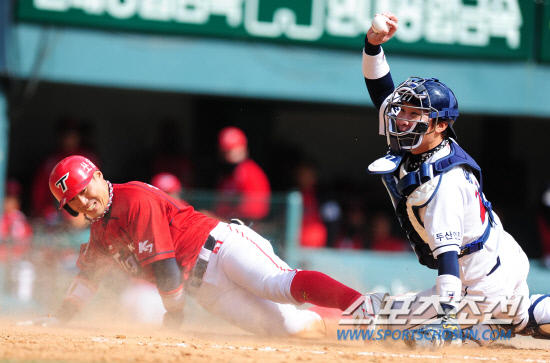 
	      2012 ���ξ߱� �λ�� KIA�� �ù���Ⱑ 25�� ��� �߱��忡�� ���� ����. KIA 7ȸ�� 1�� 2,3�翡�� 3�� ���� ������� ������� �ö��̶� Ȩ�� ������� �λ� ���ͼ� ����ö�� ��Ȯ�� �۱��� ��� Ȩ���� �ƿ��ǰ� �ִ�.

���=������ ���� rainmaker@sportschosun.com/2012.03.25/


