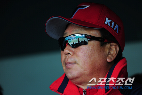 
	  2012 ���ξ߱� �λ�� KIA�� �ù���Ⱑ 25�� ��� �߱��忡�� ���� ����. KIA ������ ������ ����� ���ƿ����� ���ͺ並 �ϰ� �ִ�. 

���=������ ���� rainmaker@sportschosun.com/2012.03.25/


