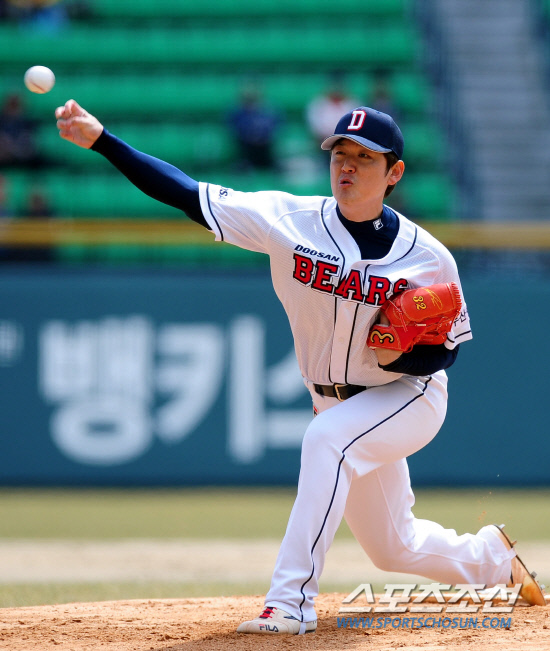 
	     2012 ���ξ߱� �λ�� KIA�� �ù���Ⱑ 25�� ��� �߱��忡�� ���� ����. �λ� ���� �輱�찡 KIA Ÿ���� ���� ������ �ϰ� �ִ�. �輱��� 6�̴��� ���������� Ʋ�� ���� ����带 �����ƿ��� �Ѱ��.

���=������ ���� rainmaker@sportschosun.com/2012.03.25/


