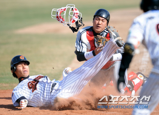 
	�Ե��� LG�� 2012 ���ξ߱� �ù���Ⱑ 25�� �λ� �������忡�� ���ȴ�. 9ȸ�� 2�� ���� 1,2�� �Ե� ������ ������Ÿ�� Ȩ���� �İ���� 2������ �蹮ȣ�� Ȩ���� �±׾ƿ��ǰ� �ִ�. LG ������ ������.

�λ�=���� ���� wook@sportschosun.com/2012.03.25/


