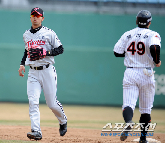 
	�Ե��� LG�� 2012 ���ξ߱� �ù���Ⱑ 25�� �λ� �������忡�� ���ȴ�. ���� 2����� ������ LG �������� ���� ��ġ�� �ִ�.

�λ�=���� ���� wook@sportschosun.com/2012.03.25/


