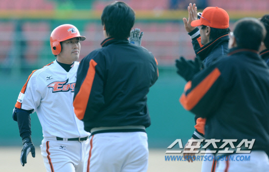 
	25�� û�־߱��忡�� ���ξ߱� �ù���� ��ȭ�̱۽��� �Ｚ���̿����� ��Ⱑ ���ȴ�. ��ȭ�� �Ｚ�� 4��3 �������� �ŵ״�. 10ȸ�� ������ ��Ÿ�� ģ �������� ������ �������̺긦 ������ �ִ�.

û��=������ ���� songs@sportschosun.com/2012.3.25


