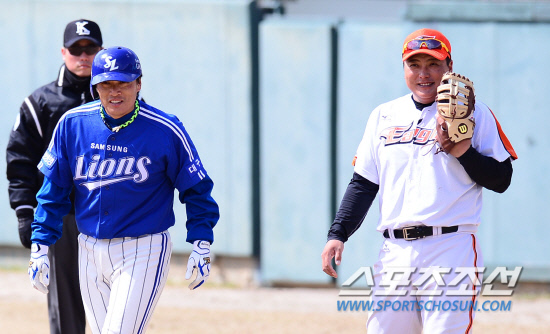 
	25�� û�־߱��忡�� ���ξ߱� �ù���� ��ȭ�̱۽��� �Ｚ���̿����� ��Ⱑ ���ȴ�. 4ȸ 1�翡�� ��Ÿ�� ġ�� 1�翡 ���� �̽¿��� ���±հ� ���� ǥ������ ��ȭ�� ������ �ִ�.  û��=������ ���� songs@sportschosun.com


