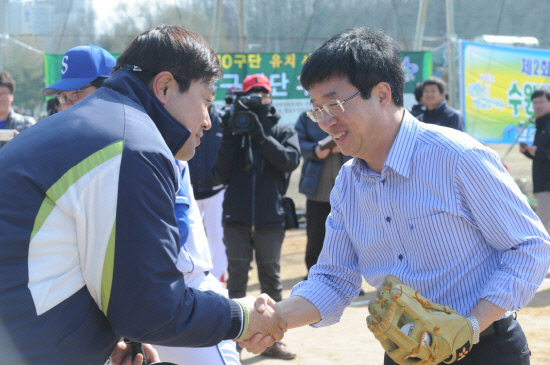 
	���¿� ���������� 25�� KT&G �߱��忡�� ������ ������ ��ȸ�ξ߱���ȸ �����Ŀ��� �ñ��� ��ģ �������� �Ǽ��ϰ� �ִ�.  ����=������ ����


