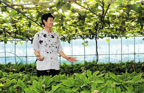 
	ģȯ�� ������� ���� �½� ���� �ٴ��� �λ��, õ���� ���� ������ ��췯�� ��� �̿���(59)���� ��� ���. 20�� ������ ������ ģȯ������ ����ϸ鼭 ���� ���� ���� ���� ���� �״��� �λ��� �ڶ� �� �ִ� ������ ȯ���� ������ �شٴ� �� �̾��� �����̴�. ȭ�к��� ����� ���� �ʴ� ���� �λ��� �Ϲ� �λﺸ�� 3~4�� ��� ���ݿ� �ȸ��� �ִ�. /�󸲼����ǰ�� ����
