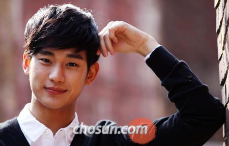 
	���� �޶�� �ֹ��� ������� ī�޶� �տ��� �뷡�� �ҷ���. ���ƾ��? �� �ұ��? �����.���װ� �峭�� ġ�� ���� ���ڵ� �����鼭 ���͸� ������. /���°� ���� ecaro@chosun.com
