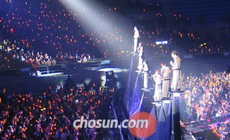 
	24�� �Ĺ� �ܼ�Ʈ�� ���� ��ȭ ��� 6���� ������ ���� �ھƿ��� ���뿡������ �� �ε塯�� �θ��� �ִ�. /������ ����
