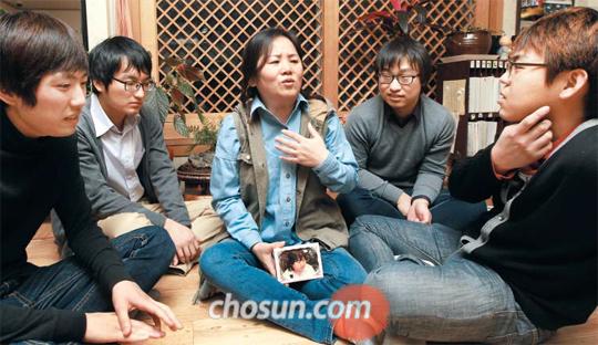 
	25�� ���� ��(ͺ) ������ ������ �ߵ����� ���� ���� ������ �� �������� ��Ӵ� �ɺ������� �Ƶ� ģ���� (���ʺ��� �̻��, �̵���, �ֵο�, �赿�ؾ�)�� �̾߱⸦ ������ �ִ�. ��Ӵϴ¡����� �������� ���� �� ������ �� �� ����� ���Դµ�����硰���� �츮 �Ƶ��� ���� �� ����١��� ���ߴ�. �� �����ǡ���ģ���� �����ؾ��� ���Ÿ��� �ΰ� �־� ���� �Կ��� ��� ������. /������ ���� magnum91@chosun.com
