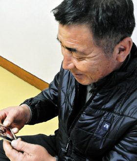 
	õ���� 2�ֱ� ��縦 �յΰ�, 25�� �ƹ��� ��������� ������ ���ҿ��� ��� ������ �ְ� �ٴϴ� �� ���ռ� �߻簡 ���Ե� ���������� �鿩�� ���� �ִ�. /�̱⹮ ���� rickymoon@chosun.com
