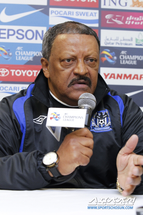 
	�����װ� �ƽþ�è�Ǿ𽺸��׿��� �� ���� ���� ���� ����ī�� ���� ��� ���� �������� �귯������ �ִ�. ���� 5�� ���װ��� �ƽþ�è�Ǿ𽺸��� �������� 1������ �յΰ� ����ȸ�߿� ���� ���� ����. ����ī(�Ϻ�)=�������������


