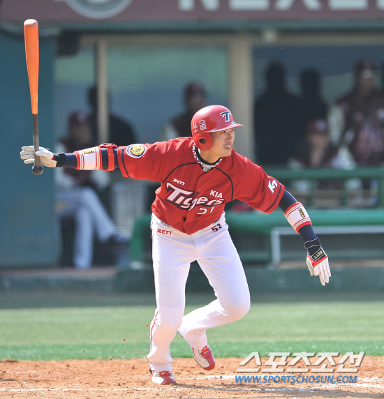 
	KIA ������� 26�� ���� �ù� 7��⿡�� 4��1Ǭ2���� Ÿ���� 4Ÿ��, 4�������� Ȱ�����̴�. ���ؿ� ���� noodle@sportschosun.com/2012.03.21/


