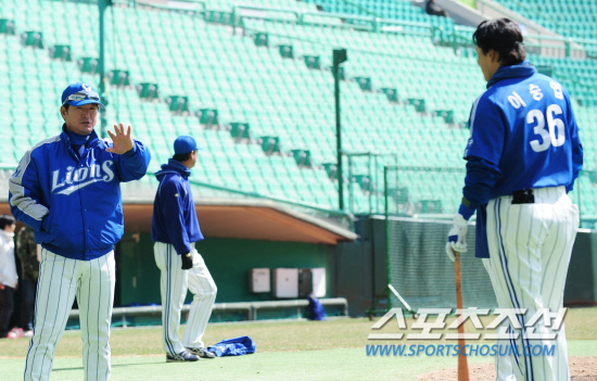 
	'������ ������ ���� �ʾ�����?' �Ｚ ������ ������ �̽¿��� Ÿ�� �ڼ��� ���� �����ߴ�. 20�� ��õ ���б��忡�� ���� 2012 ���ξ߱� �ù���� SK���� ��⸦ �յΰ� �� ������ Ÿ�� �Ʒ� ���� �̽¿����� ����� ������ �ߴ�. �̽¿��� Ÿ�� �ڼ��� ������ ���Ѻ��� �������� �غ� ���ۿ� ���ؼ� ���� �ù��� ���̸� �������� �����ߴ�. �̽¿��� �� ������ ������ ���������� �޾Ƶ��̸� Ÿ�� ������ ���ߴ�. ��õ=����� ���� cjg@sportschosun.com


