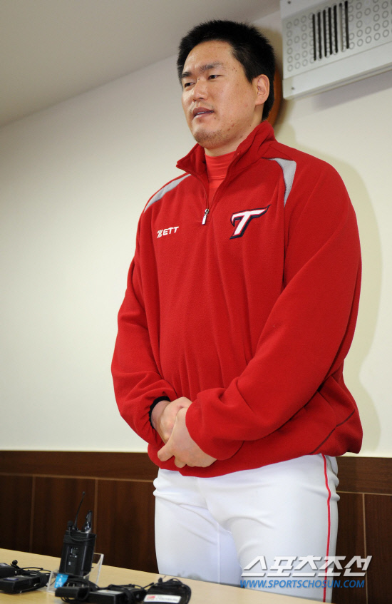 
	18�� ���� ���ֹ������忡�� KIAŸ�̰��� ������ ����ȸ���� ������. ������ �׵��� �� ������Ż�� Ʈ���̵� �ĵ��� ���������� ���� ��������ϸ� �ݼ��ϴ� ����ȸ���� ���� �ִ�. �׵����� �ɰ��� ���ϰ� �ִ� ����.

����=������ ���� songs@sportschosun.com/2012.1.18


