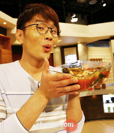 
	�������� 22�� ���� ��鵿 EBS ��ۼ��Ϳ������ְ��� �丮 ��ᡯ��ȭ�� ���� ���� ������ ��� ���̰� �ִ�. �״¡��� ���� �丮 �ʺ��鵵 �����غ��� �;����� ���α׷��� ������ ���ڴ١��� �ߴ�. /������ �������� heon@chosun.com
