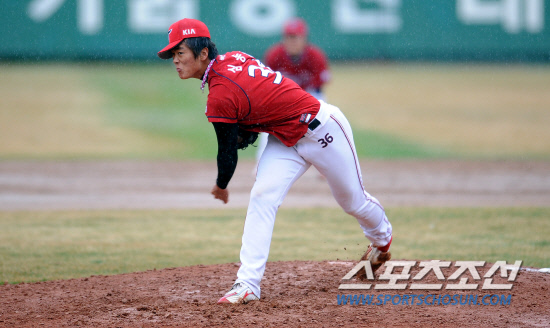 
	�Ե��� KIA�� 2012 ���ξ߱� �ù���Ⱑ 23�� �λ� �������忡�� ���ȴ�. KIA �ɵ����� �� ������ ��� �����ϰ� �ִ�.

�λ�=���� ���� wook@sportschosun.com/2012.03.23/


