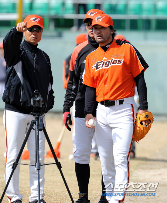 
	25�� û�־߱��忡�� ���ξ߱� �ù���� ��ȭ�̱۽��� �Ｚ���̿����� ��Ⱑ ���ȴ�. ��� �� ��ȭ ����ȣ�� ���濡�� ���� �强ȣ�� Ÿ���� ����� ���� ������ �ߴ�. ������ ��ġ�� ����ö ������ġ���� ������ ���ϰ� �ִ� ����ȣ.

û��=������ ���� songs@sportschosun.com/2012.3.25


