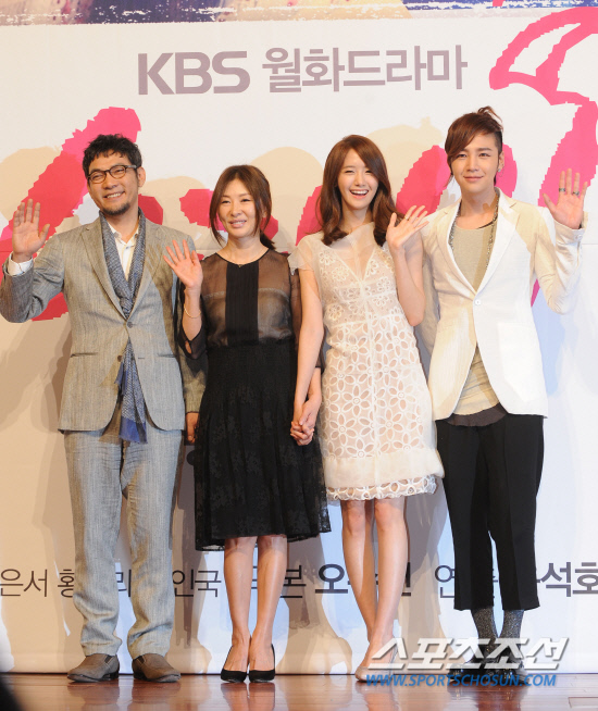 
	 KBS �� ��ȭ��� '�����'�� ���۹�ǥȸ�� 22�� �Ұ��� �Ե�ȣ�ڿ��� ���ȴ�. '�����' �� 70����� �����ߴ� ����� ������ 2012�� ���ó��� Ʈ������ ������� ���ÿ� ��Ƴ��� �ô븦 �ʿ��ϴ� ����� ������ �ٷ� �̾߱�� ��ټ��� ���ư� 1�� 2���� ���ΰ��� �þ� ��븦 ������ �ִ�. ������ �̹̼� ���� ��ټ��� ����Ÿ�ӿ� ��� ���ϰ� �ִ�. /��ó:����������
