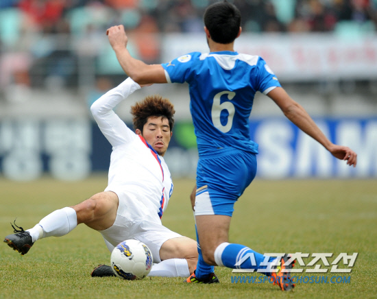 
	���ϴ뼺�� ���������� �����౸ ������ŷ 3�� �������ֿ� ���� 70���� ����� ���� ���� �� ���� ���� ������ ����ߴ�. 2�� 25�� ���ֿ����Ű���忡�� ���� ���Ű��ź���� ģ����⿡ ������ �ϴ뼺�� ��Ŭ�� �õ��ϰ� �ִ�. ����=���� ���� wook@sportschosun.com


