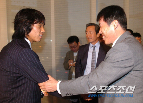 
	2005�� ���˹ٿ� ���Ѷ� ������ ��� �౸��ȸ���� ������ �����忡�� �ݰ��� �λ��ϰ� �ִ� ���ֿ��� ������ �ؼ�����. <����������DB>


